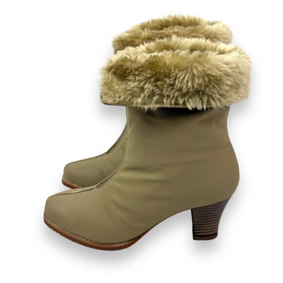 Vintage Shoes - 1970's brand new tan winter waterproof faux fur lined boots